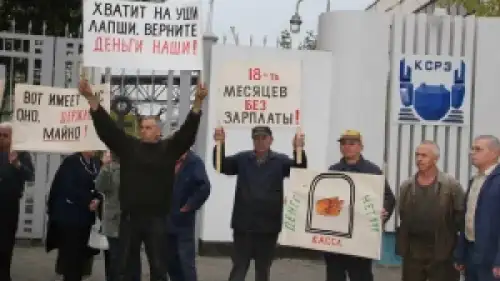 В Керчи судоремонтники, требуя зарплату, перекрыли дорогу