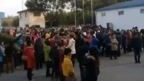Китайские рабочие взяли в заложники японских менеджеров завода