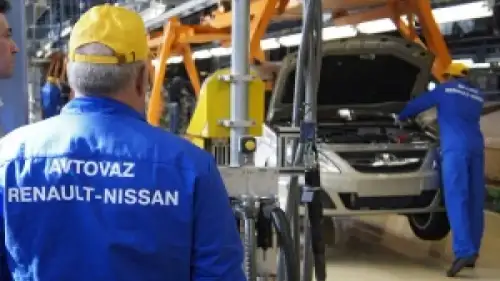 Работникам "АвтоВАЗа" предлагают уволиться за 100 тысяч рублей