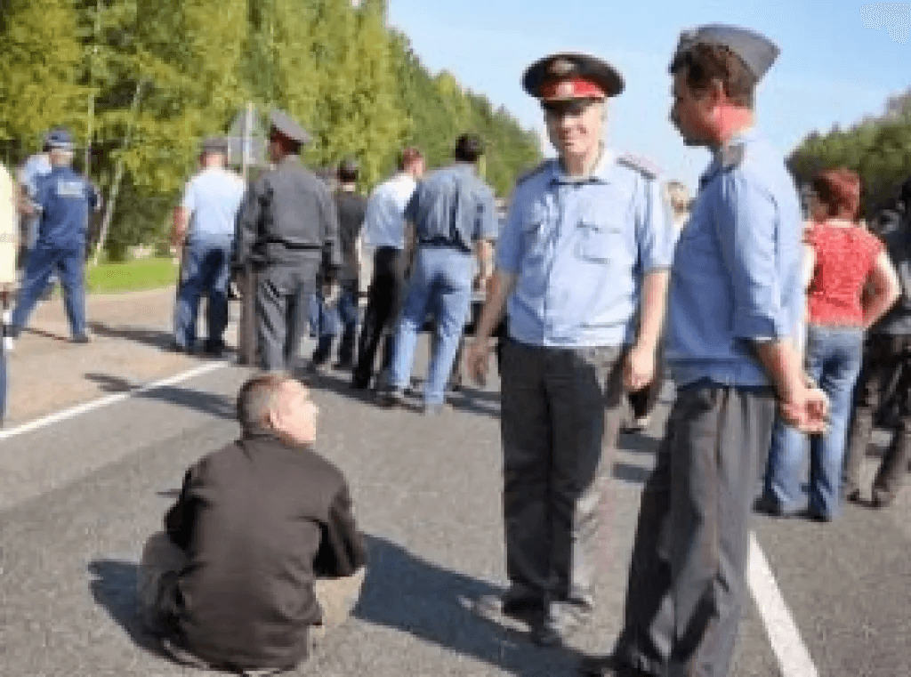 Самарские коммунальщики перекрыли проспект Металлургов, требуя зарплату