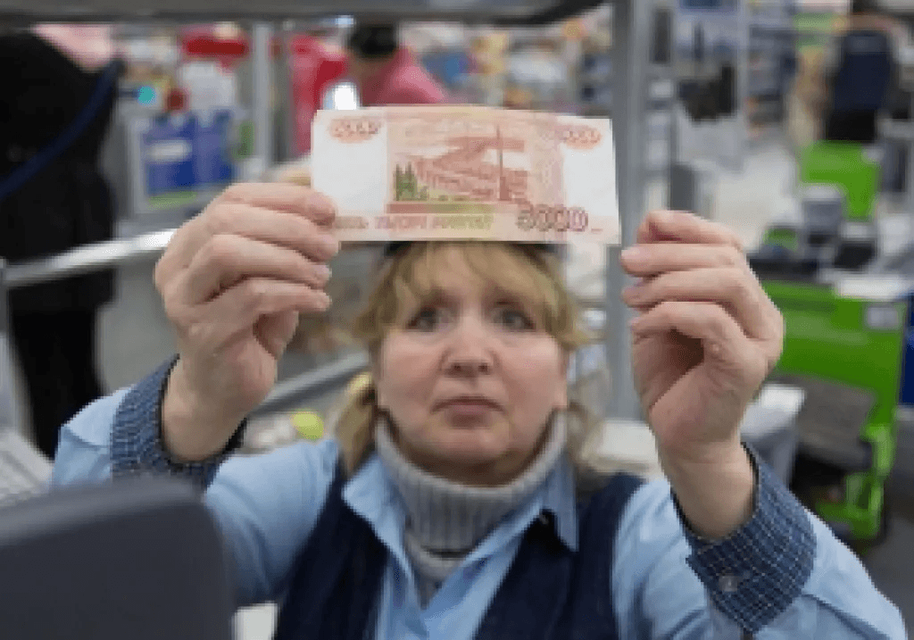 Впервые за пять лет упали реальные зарплаты