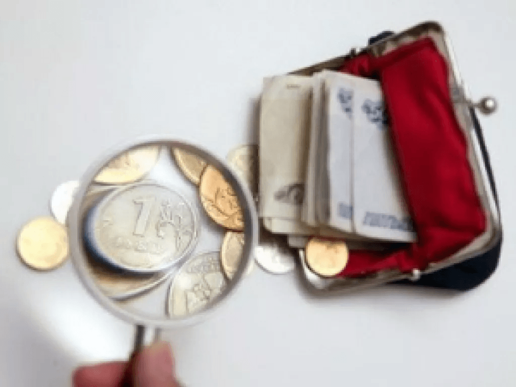 Реальная зарплата населения в феврале упала почти на 10%