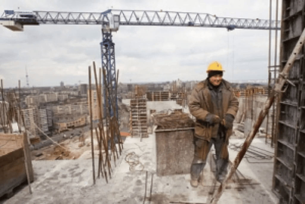 На стройке в Рыбацком разбился рабочий